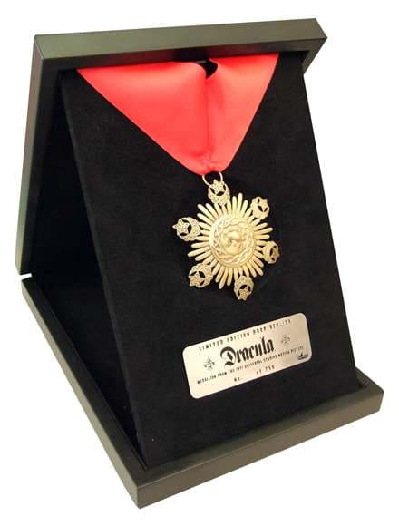 Um Medallion Of Dracula Ltd Ed Prop Rep Immagine principale del prodotto